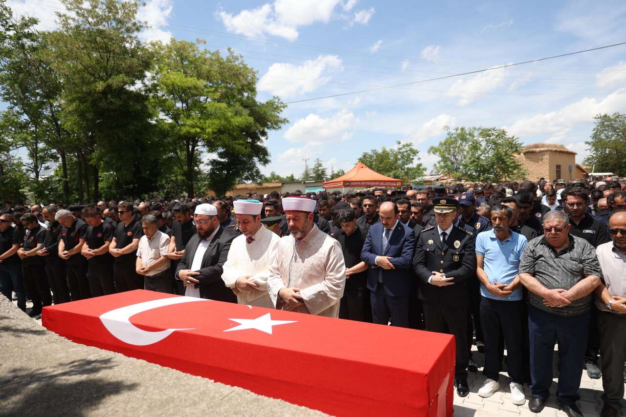 Konya şehidine ağladı! İtfaiyeci Mehmet Tekeli gözyaşlarıyla toprağa verildi 17